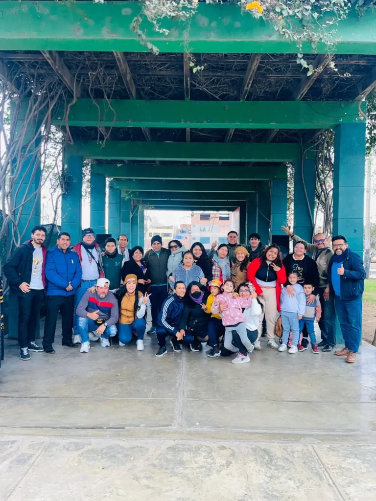 Grupos de hermano de la iglesia juntos y de fondo la iglesia